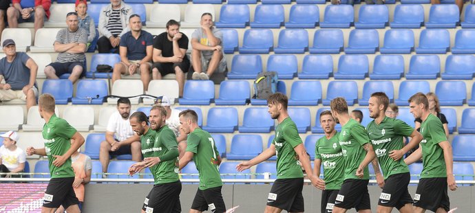 Fotbalisté Jablonce se radují z gólu v síti Hradce Králové.