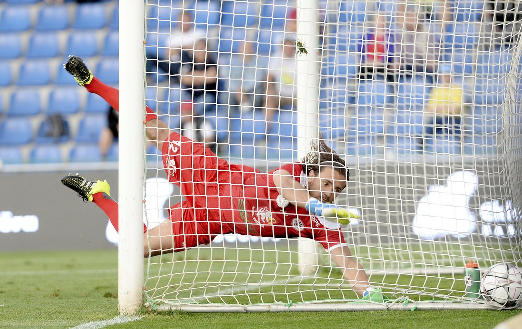 Hradecký gólman Ottmar nestihl zasáhnout, míč skončil za jeho zády. Jablonec vedl 1:0.