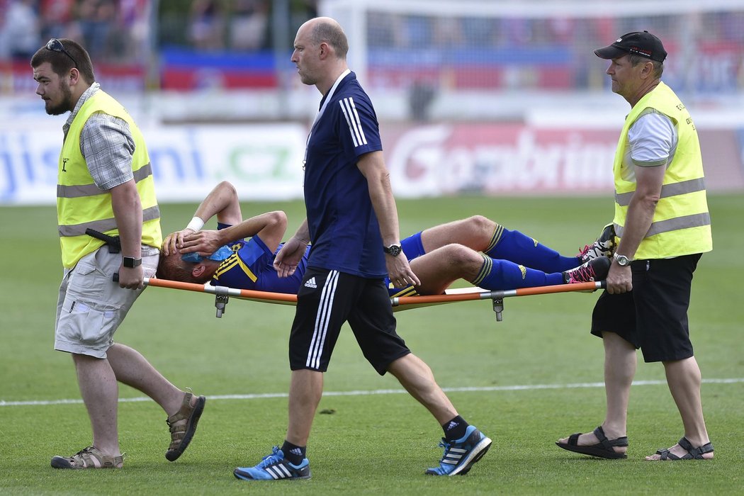 Pořadatelé odnášejí zraněného Lukáše Vaculíka z Jihlavy ze hřiště během utkání s Plzní.