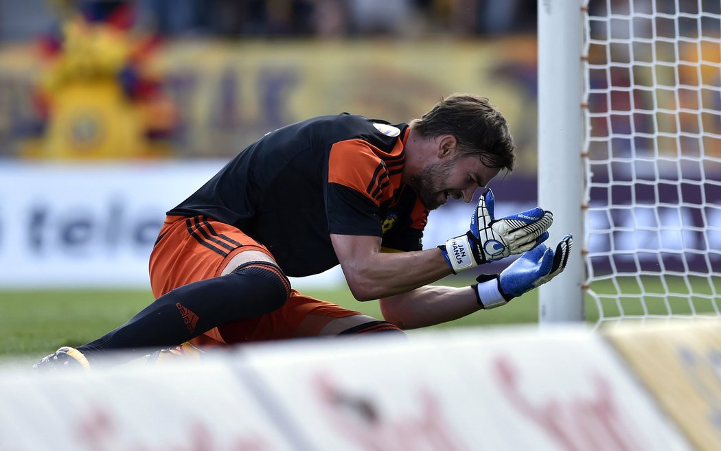 Brankář Jihlavy Jan Hanuš po druhém inkasovaném gólu od Plzně. Záložník Jan Kopic se ale trefil parádně, gólman neměl nárok.