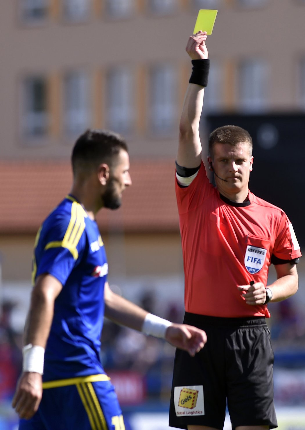 Rozhodčí Zbyněk Proske ukazuje žlutou kartu Janimu Urdinovi z Jihlavy během ligového duelu s Plzní.