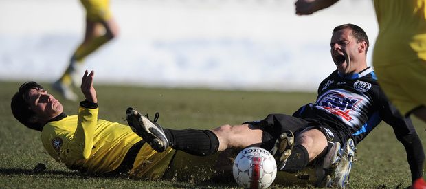 Ostrý souboj na zemi mezi dvojicí Kamil Vacek (Sparta, vlevo) a Pavel Bartoš (Kladno). Ostrý souboj na zemi mezi dvojicí Kamil Vacek (Sparta, vlevo) a Pavel Bartoš (Kladno).