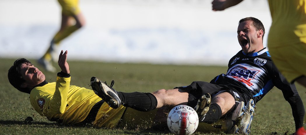 Ostrý souboj na zemi mezi dvojicí Kamil Vacek (Sparta, vlevo) a Pavel Bartoš (Kladno).