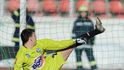 Kladenský brankář Jaroslav Tesař dostává gól z penalty.