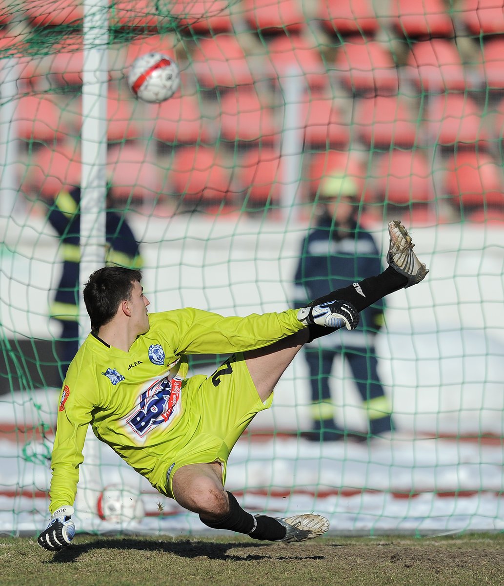 Kladenský brankář Jaroslav Tesař dostává gól z penalty.