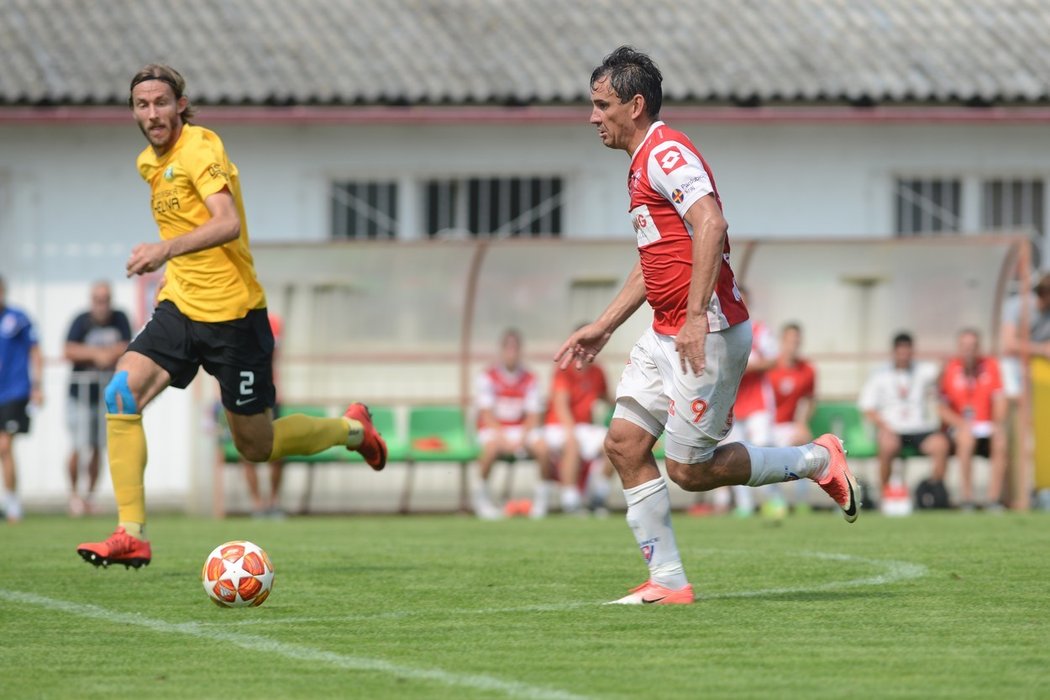 Potřetí v kariéře zažil opojný pocit z postupu do nejvyšší soutěže. Pavel Černý dvakrát skotačil s Hradcem Králové, nyní s rivalskými Pardubicemi