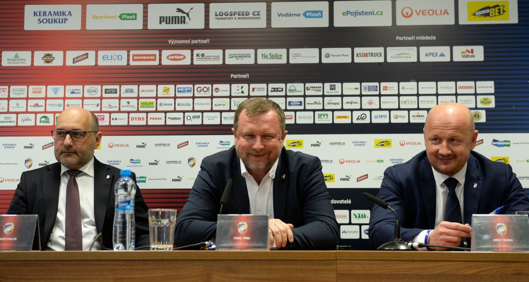 Tomáš Paclík, Pavel Vrba a Adolf Šádek na tiskové konferenci