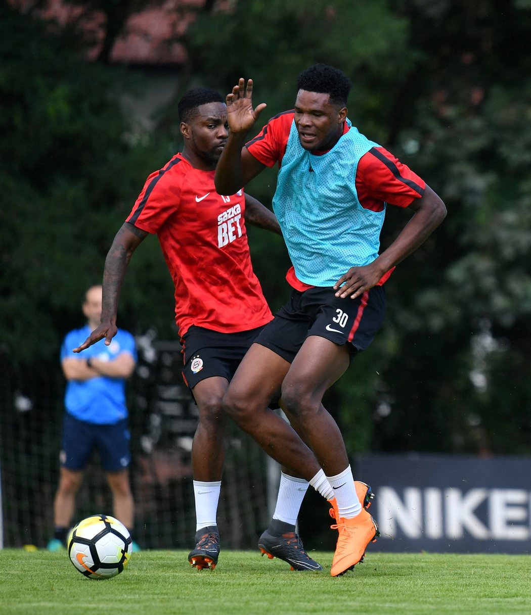 Benjamin Tetteh ve střetu s Georgesem Mandjeckem na svém prvním tréninku ve Spartě