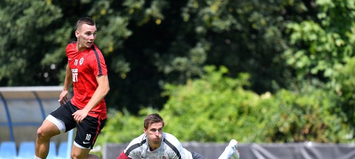 Nový brankář Sparty Milan Heča zasahoval při tréninkovém zápase proti Nicolaemu Stanciuovi