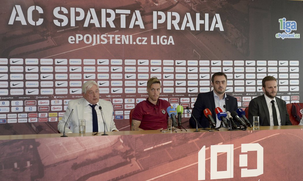 Pavel Paska,Václav Kadlec,Adam Kotalík a Jakub Otava při podpisu smlouvy s Kadlecem