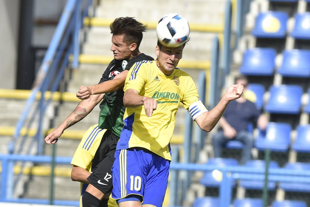 První kolo nejvyšší soutěže přivedlo na zlínskou Letnou fotbalisty Příbrami. Marco Ferrara z Příbrami bojuje o míč ve vzdušném souboji s Tomášem Poznarem ze Zlína.