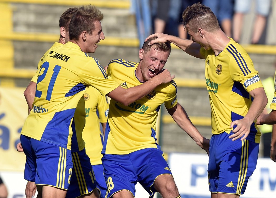 Fotbalisté Zlína se radují ze vstřelené branky v ligovém duelu s Příbramí.