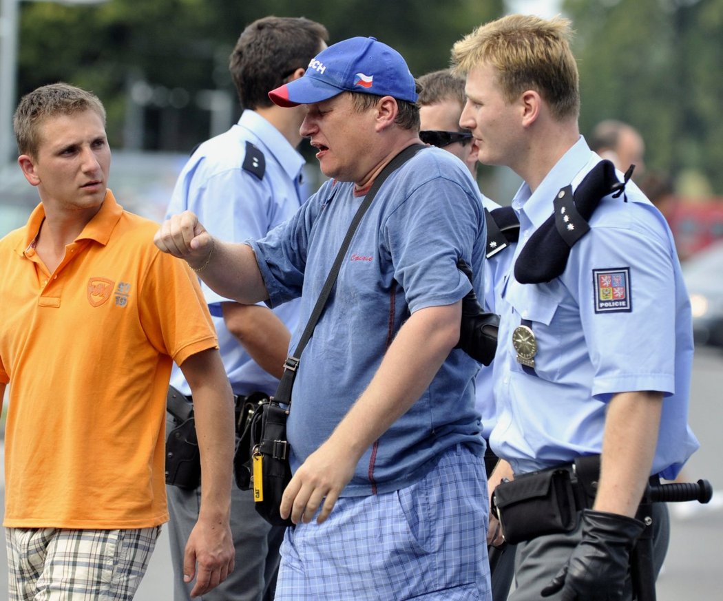 Policista vyvádí ještě před začátkem zápasu Olomouc - Baník podnapilého fanouška Baníku