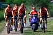 Plzeňští fotbalisté se přemístili na trénink na kole, jen David Limberský zvolil originálnější způsob
