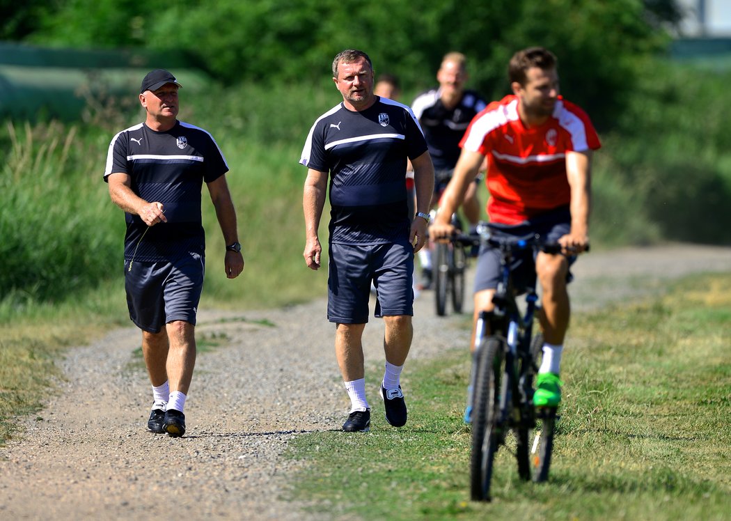 Pavel Vrba přišel s realizačním týmem po svých, Andreas Ivanschitz a spol. dojeli na kolech