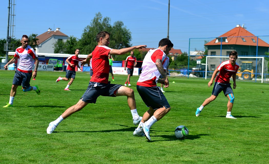 Fotbalisté si první trénink pod sluncem náležitě užívali