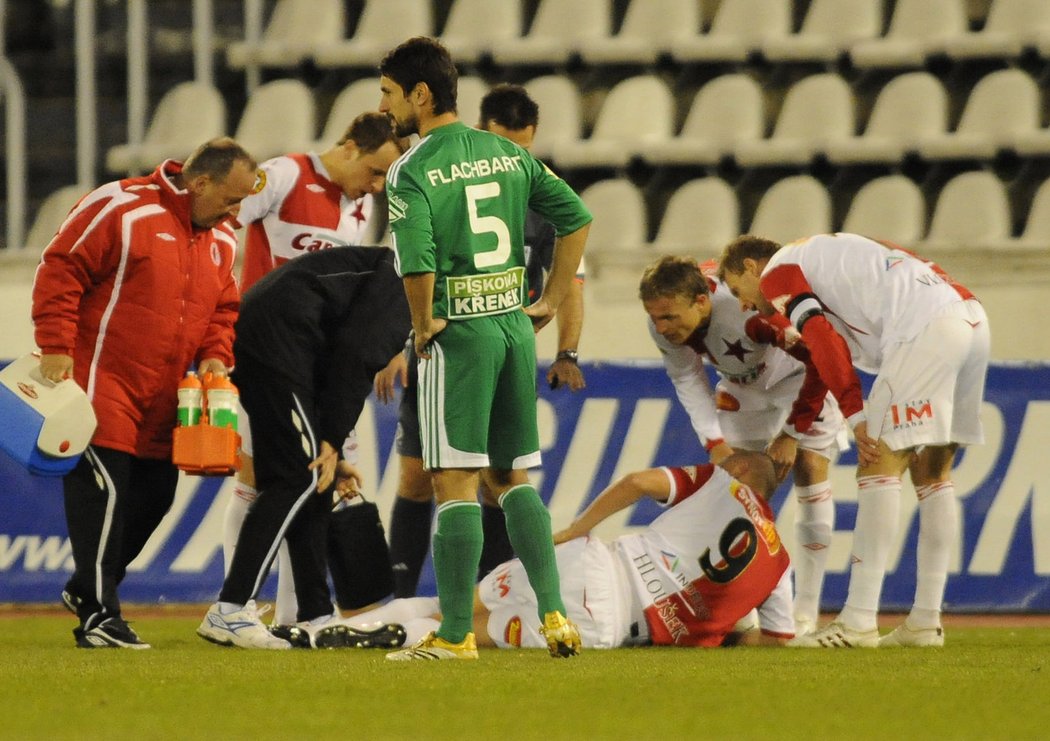 Zranění opory Slavie Adama Hlouška.