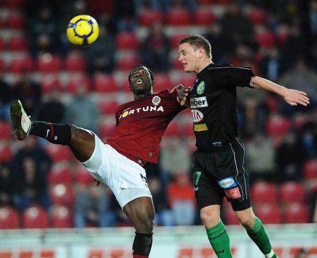 Útočník Sparty Bony Wilfried (vlevo) v souboji s příbramským Stanislavem Nohýnkem. Útočník Sparty Bony Wilfried (vlevo) v souboji s příbramským Stanislavem Nohýnkem.