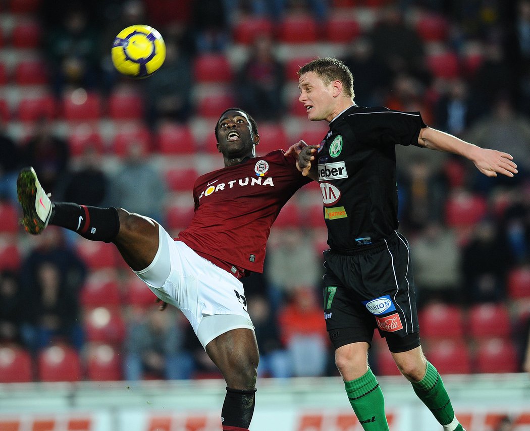 Útočník Sparty Bony Wilfried (vlevo) v souboji s příbramským Stanislavem Nohýnkem.