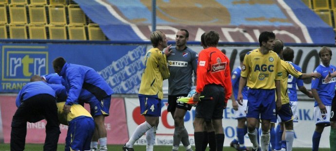 Situace po skončení zápasu Teplice - Ostrava, kdy podle teplických hráčů ostravský Václav Svěrkoš srazil Antonína Rosu (vlevo) na zem.