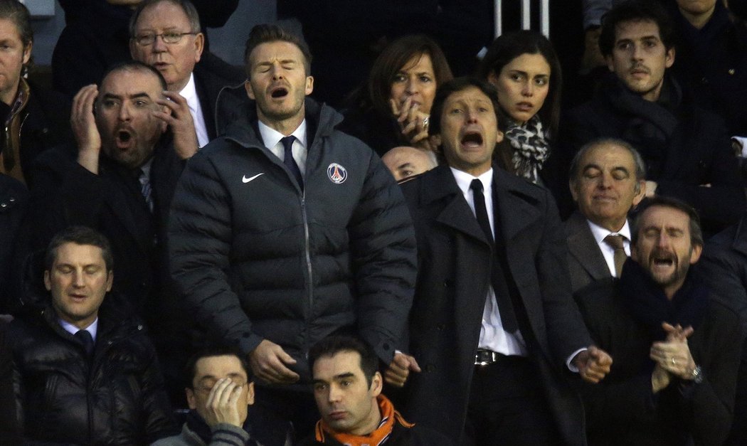 David Beckham reaguje na jednu ze zmařených šancí svého týmu, společně se sportovním manažerem PSG Leonardem (vlevo) a generálním manažerem Jean-Claude Blancem (vpravo)