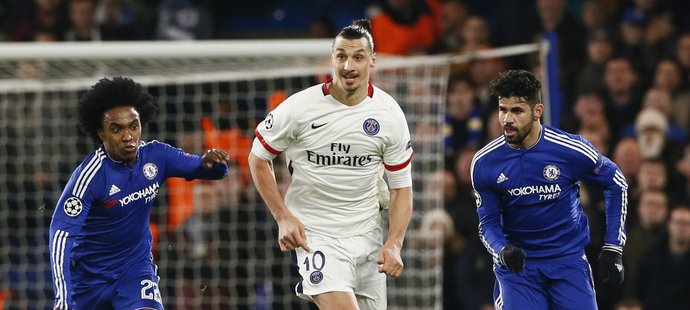 Hvězdný Zlatan Ibrahimovič utíká Willianovi a Diegovi Costovi z Chelsea