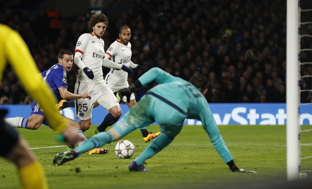 Rabiot z PSG střílí gól do sítě Chelsea