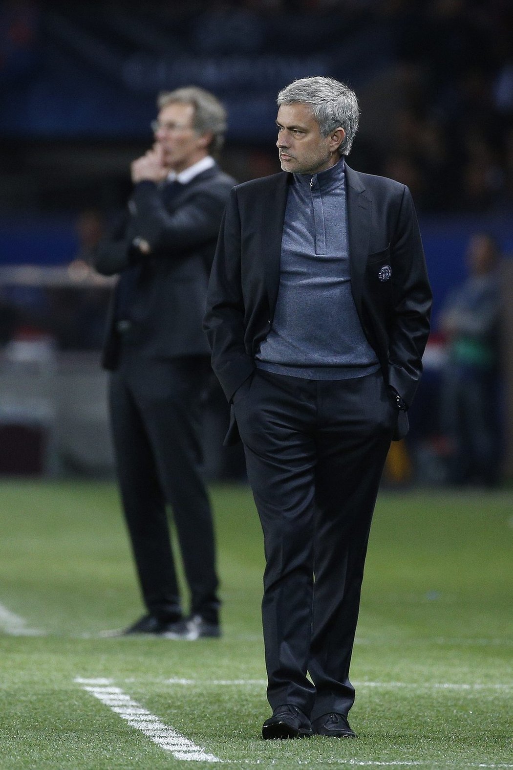 Trenéři Blanc a Mourinho sledují počínání svých týmů