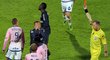 Rozhodčí vylučuje Davida Beckhama v zápase Evianu proti PSG