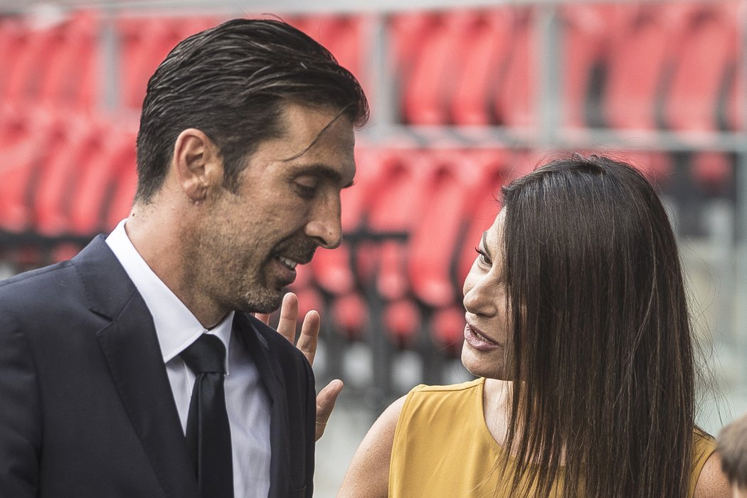 Gianluigi Buffon se svou partnerkou Clarou d&#39;Amico při slavnostním představení v novém klubu