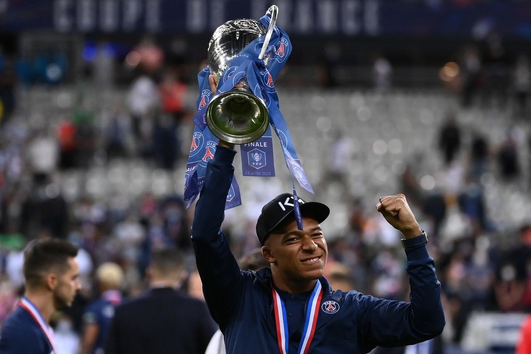 Zraněný Kylian Mbappé se vrátil na hřiště o berlích a zvedl nad hlavu vítěznou trofej.