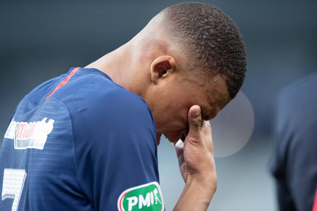 Kylian Mbappé v slzách poté, co pro něj finále Francouzského poháru skončilo už po 31 minutách.