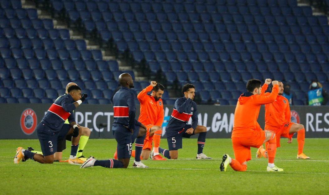 Fotbalisté PSG a Basaksehiru při dohrávaném duelu Ligy mistrů poklekli uprostřed hřiště na znamení boje proti rasismu