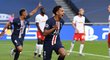 Fotbalisté PSG se radují z branky v semifinále Ligy mistrů proti Lipsku