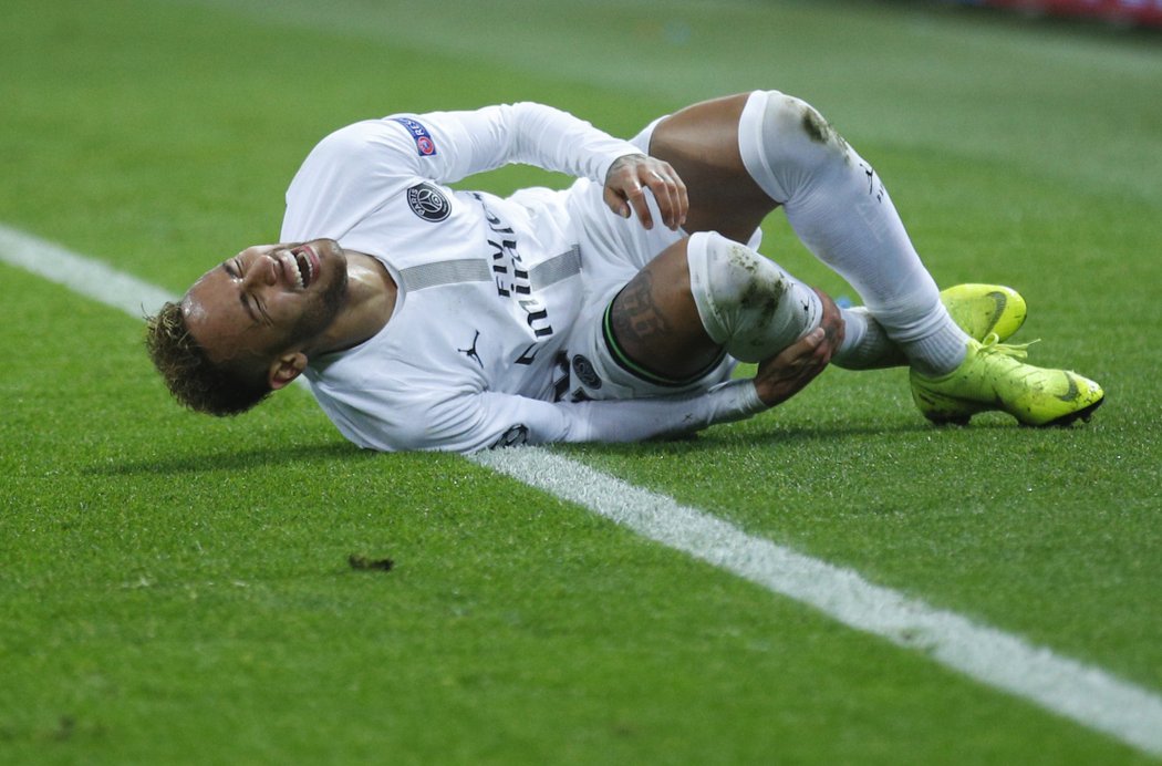 Brazilský útočník PSG Neymar skončil v zápase proti Liverpoolu několikrát na zemi