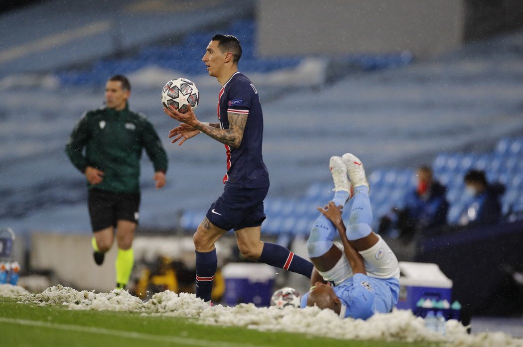 Ángel Di María byl po šlápnutí na soupeře vyloučen