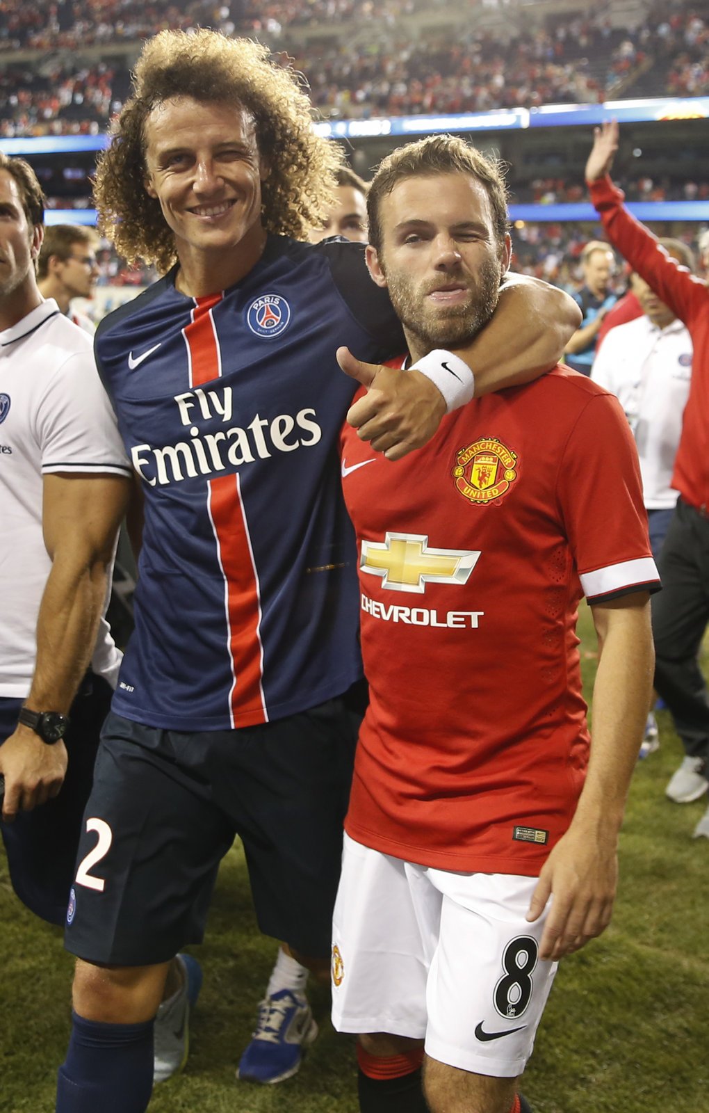 Bývalí spoluhráči z Chelsea David Luiz a Juan Mata.