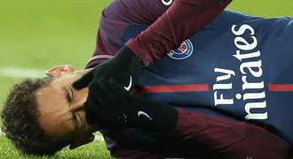 Neymar bude mimo 2 měsíce, potvrdil jeho otec. O Real jistě přijde