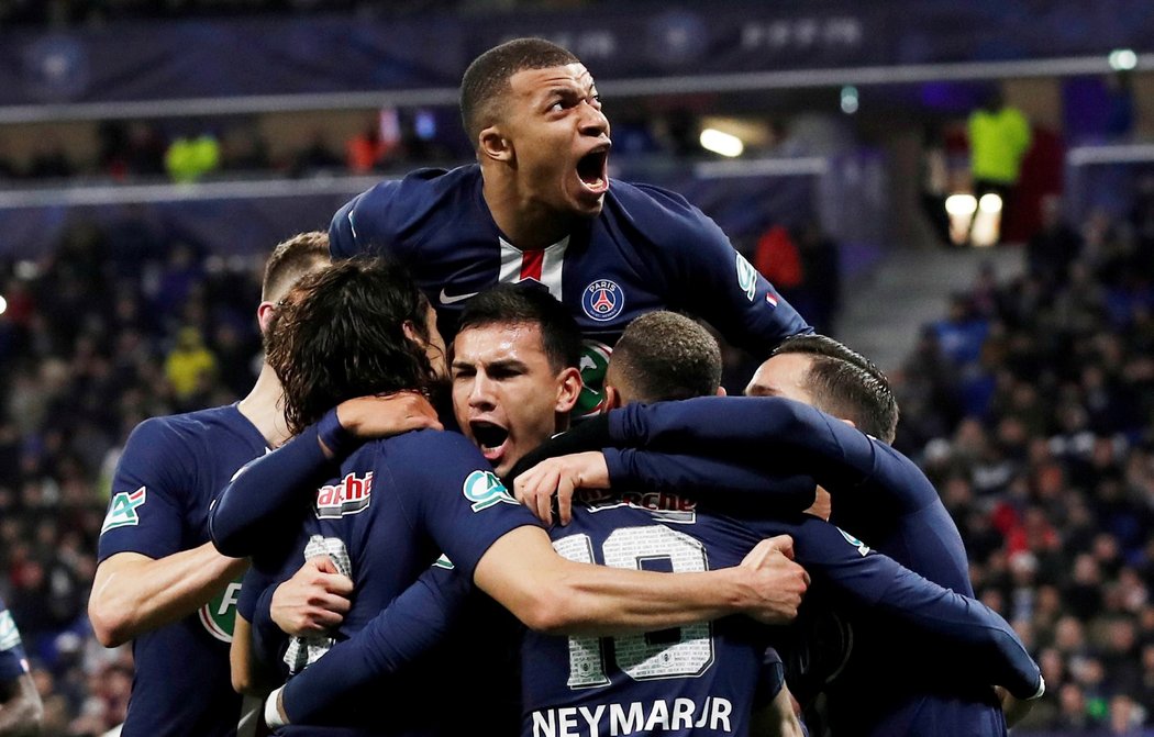 Fotbalisté PSG se radují ze vstřelené branky