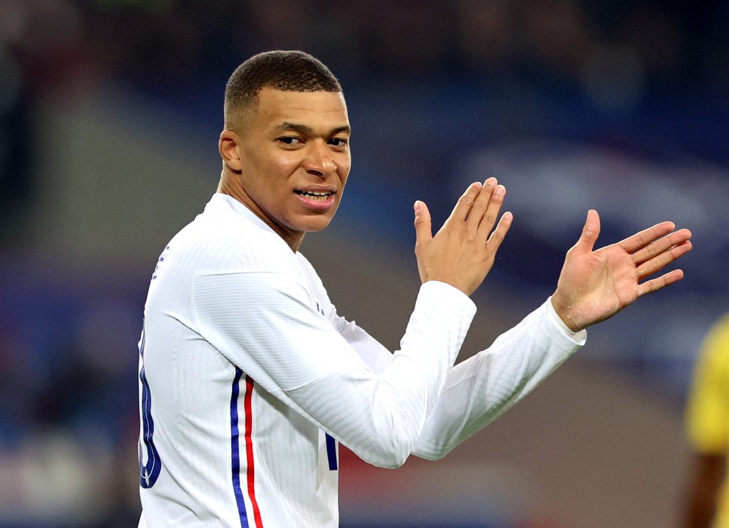 Kylian Mbappé se na další tři roky upsal PSG