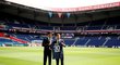 Lionel Messi a prezident klubu Nassir Al-Khelaifi při představení nové posily v Paříži