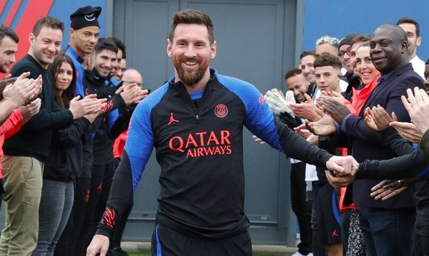 Bravo, Leo! Spoluhráči v PSG vítali Messiho špalírem, dostal i trofej