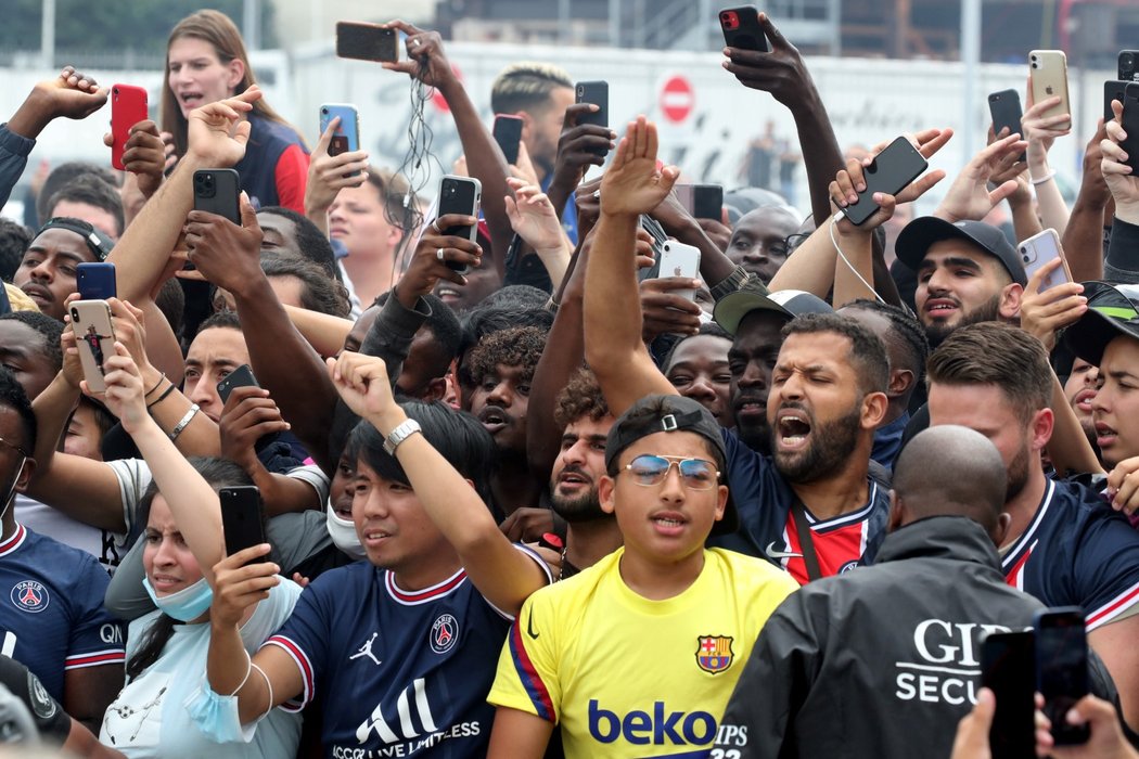 Fanoušci PSG vítající Lionela Messiho pařížském na letišti Le Bourget