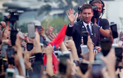 Lionel Messi se po první tiskové konferenci coby hráč PSG šel před stadion přivítat s nadšenými fanoušky