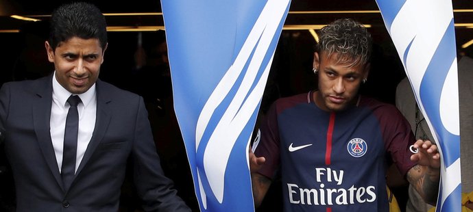 Prezident PSG poprvé Neymara doprovodil na hřiště Parku princů