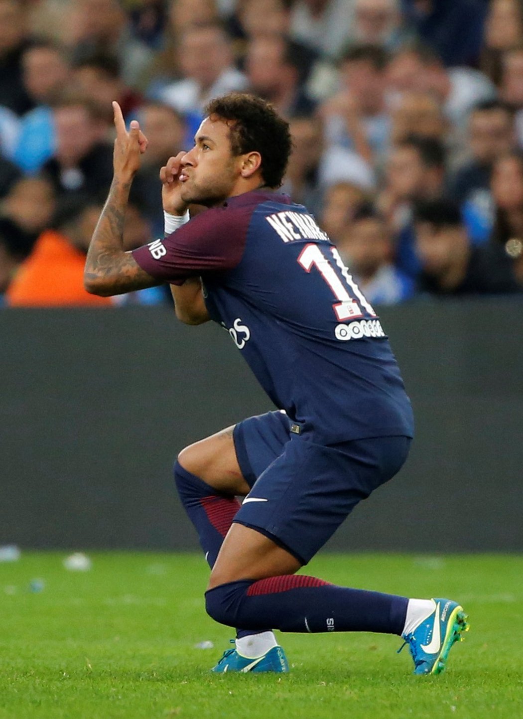 Neymar se raduje s jedné z branek v dresu PSG, kam přestoupil z Barcelony