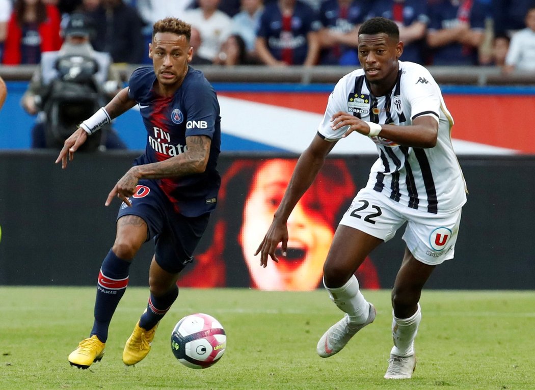 Neymar během zápasu PSG proti Angers