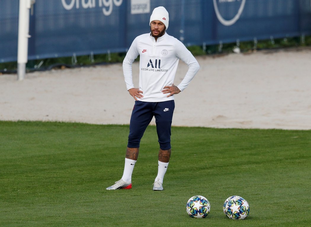 Hvězdný útočník Neymar během tréninku pařížského PSG