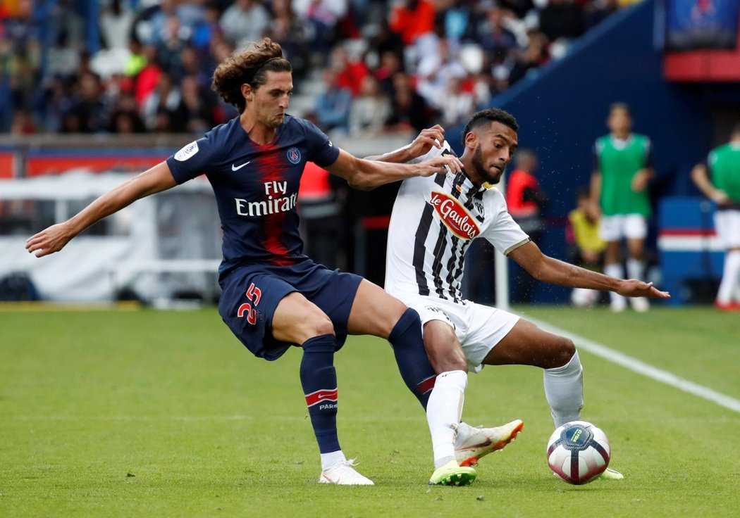 Adrien Rabiot v souboji s Angelem