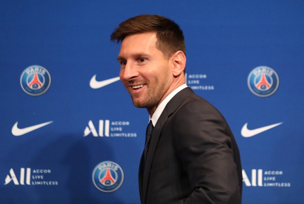 Argentinský útočník Lionel Messi na tiskové konferenci, kde byl představený jako nová posila PSG